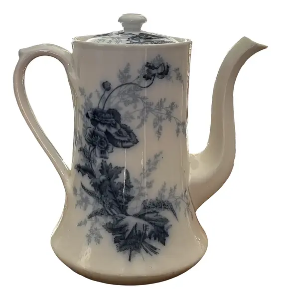 Foto de um(a) Antigo Raro Bule Porcelana Branca Azul Borrão Johnson Bros, da categoria de Bules. ~ Johnson Bros ~Antigo e raro bule em porcelana inglesa branca com decoração floral em azul borrão, modelo Paris, década de... Vendido no marketplace Trésors.