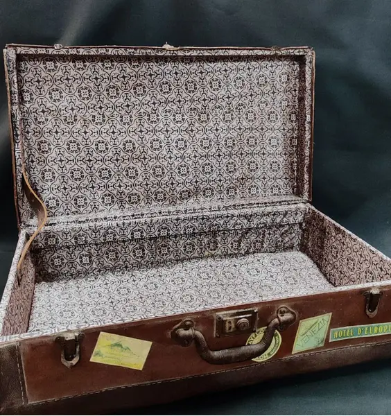 Foto de um(a) Mala em Madeira com Selos de Hotéis, Década de 1940, da categoria de Malas. Mala década de 1940 em madeira forrada com papel tipo couro e com cantoneiras em metal niquelado. Com várias etiquetas de... Mostrado de uma perspectiva diferente. Vendido no marketplace Trésors.