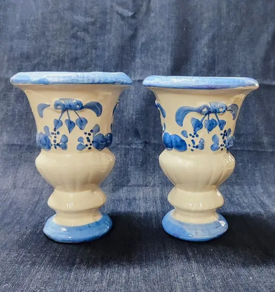 Foto de um(a) Par de Copas em Cerâmica Bege e Azul Cobalto, Década de 1980, da categoria de Vasos. Par de copas em cerâmica azul cobalto com bege, década de 1980. Sem identificação do fabricante. A: 20 cm / Diâmetro: 14,5... Mostrado de uma perspectiva diferente. Vendido no marketplace Trésors.