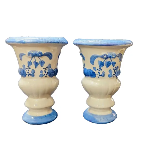 Foto de um(a) Par de Copas em Cerâmica Bege e Azul Cobalto, Década de 1980, da categoria de Vasos. Par de copas em cerâmica azul cobalto com bege, década de 1980. Sem identificação do fabricante. A: 20 cm / Diâmetro: 14,5... Vendido no marketplace Trésors.