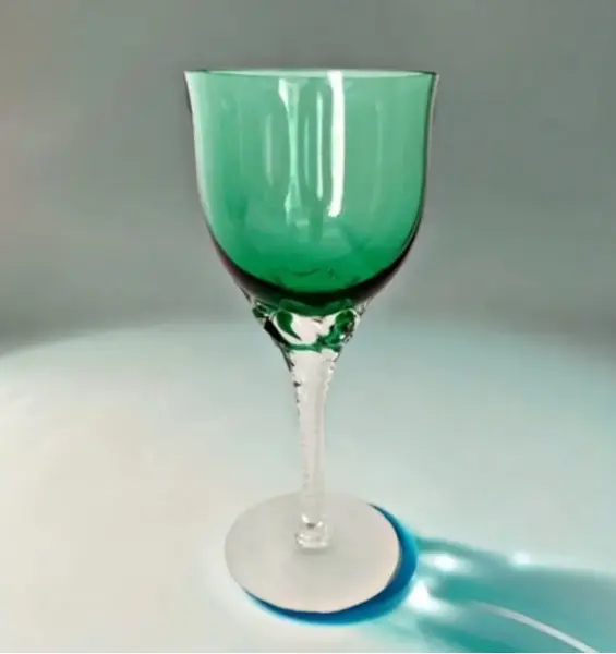 Foto de um(a) Conjunto com 06 taças verdes em cristal Bohemia década de 1960, da categoria de Jogos de taças e copos. Lindo conjunto com 06 taças para vinho tinto em fino cristal da Bohemia cor verde esmeralda com haste em desenho... Mostrado de uma perspectiva diferente. Vendido no marketplace Trésors.