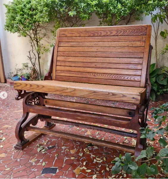 Foto de um(a) Raro Banco de bonde confeccionado em ferro fundido e madeira Carvalho, da categoria de Bancos. COLECIONISMO - Antigo e raro banco de bonde confeccionado em ferro fundido e madeira de Carvalho nobre ripada, manufatura... Mostrado de uma perspectiva diferente. Vendido no marketplace Trésors.