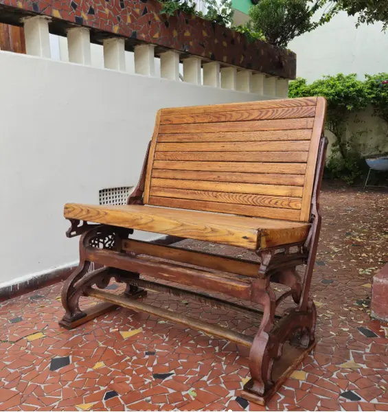 Foto de um(a) Raro Banco de bonde confeccionado em ferro fundido e madeira Carvalho, da categoria de Bancos. COLECIONISMO - Antigo e raro banco de bonde confeccionado em ferro fundido e madeira de Carvalho nobre ripada, manufatura... Mostrado de uma perspectiva diferente. Vendido no marketplace Trésors.