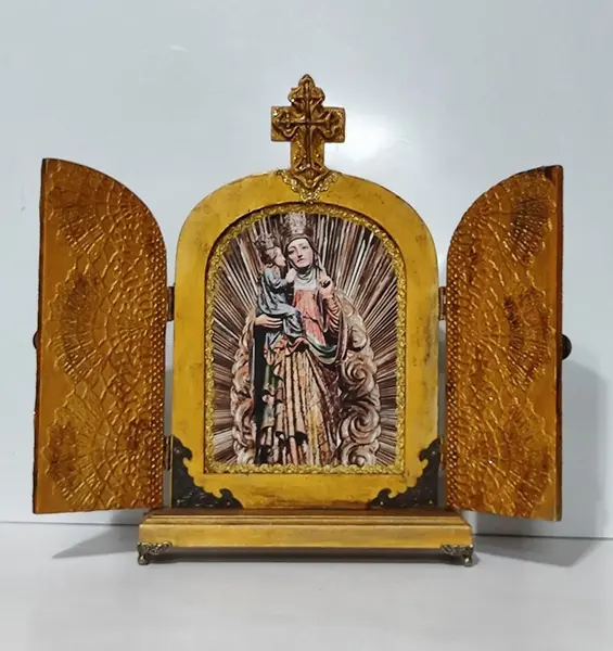 Foto de um(a) Oratório de Mesa com Imagem Barroca Santana e Virgem Maria, Década de 1990, da categoria de Objetos religiosos e espirituais. Oratório de mesa com imagem barroca da santana e a virgem maria, todo em madeira policromada com portas em relevo e... Mostrado de uma perspectiva diferente. Vendido no marketplace Trésors.