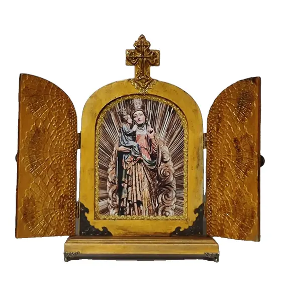 Foto de um(a) Oratório de Mesa com Imagem Barroca Santana e Virgem Maria, Década de 1990, da categoria de Objetos religiosos e espirituais. Oratório de mesa com imagem barroca da santana e a virgem maria, todo em madeira policromada com portas em relevo e... Vendido no marketplace Trésors.