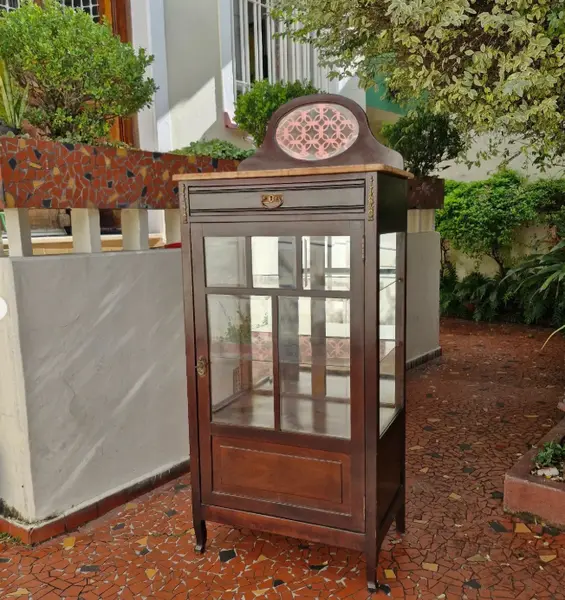 Foto de um(a) ​Belissima e antiga cristaleira vitrine em madeira nobre ao estilo Art Nouveau, da categoria de Cristaleiras. Belíssima e antiga cristaleira vitrine em madeira nobre, comumente associada ao estilo Art Nouveau ou mobiliário clássico... Mostrado de uma perspectiva diferente. Vendido no marketplace Trésors.