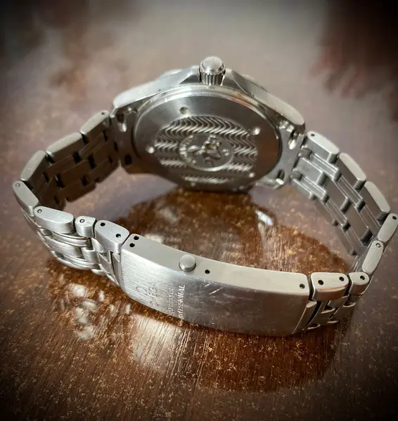 Foto de um(a) Relógio Omega Seamaster, da categoria de Relógios de coluna e chão. Relógio em excelente estado, modelo Seamaster (Referência 2541.80.00): Diâmetro 41 mm, pulseira em aço, QuartzoCor do... Mostrado de uma perspectiva diferente. Vendido no marketplace Trésors.