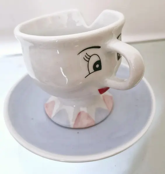 Foto de um(a) Lindíssimo jogo de chá A Bela e a Fera em porcelana, da categoria de Conjuntos de café e chá. Lindo jogo de chá 'A Bela e a Fera' em porcelana, rico em detalhes! Contém:- Bandeja- 2 Xícaras com pires- 1 Açucareiro- 1... Mostrado de uma perspectiva diferente. Vendido no marketplace Trésors.