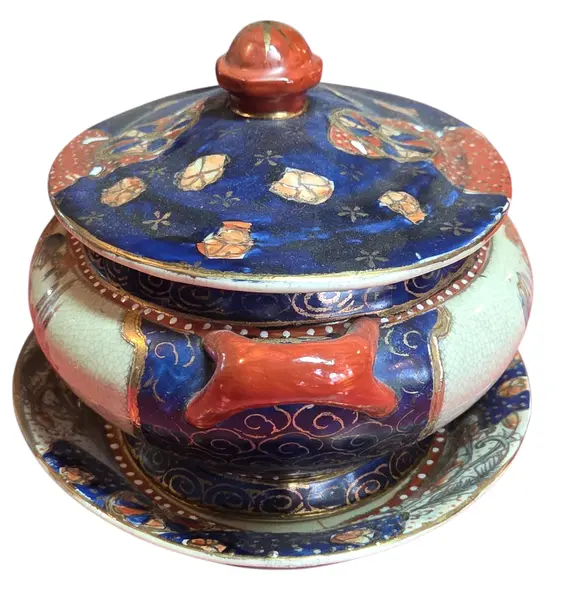 Foto de um(a) Sopeira Antiga com Presentoir em Porcelana Oriental – Satsuma – Detalhes em Ouro, da categoria de Conjuntos de servir. Belíssima sopeira com presentoir (prato de base) em porcelana oriental, uma peça de grande impacto visual e refinamento... Mostrado de uma perspectiva diferente. Vendido no marketplace Trésors.