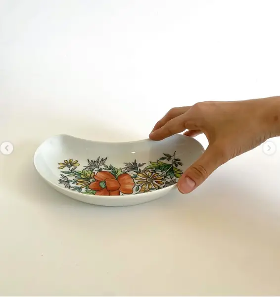 Foto de um(a) Petisqueira em porcelana, da categoria de Travessas e tigelas. Petisqueira formato meia lua pintada à mão 1973 - Porcelana Shmidt Mede: 21x11cm. Mostrado de uma perspectiva diferente. Vendido no marketplace Trésors.