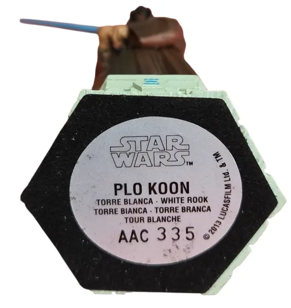 Foto de um(a) Plo Koon Star Wars - Peça de Xadrez Colecionável (Torre Branca) - Pintada à Mão, da categoria de Figuras de ação. Leve para sua coleção a sabedoria e o poder do Mestre Jedi Plo Koon. Esta figura detalhada faz parte da coleção oficial de... Mostrado de uma perspectiva diferente. Vendido no marketplace Trésors.