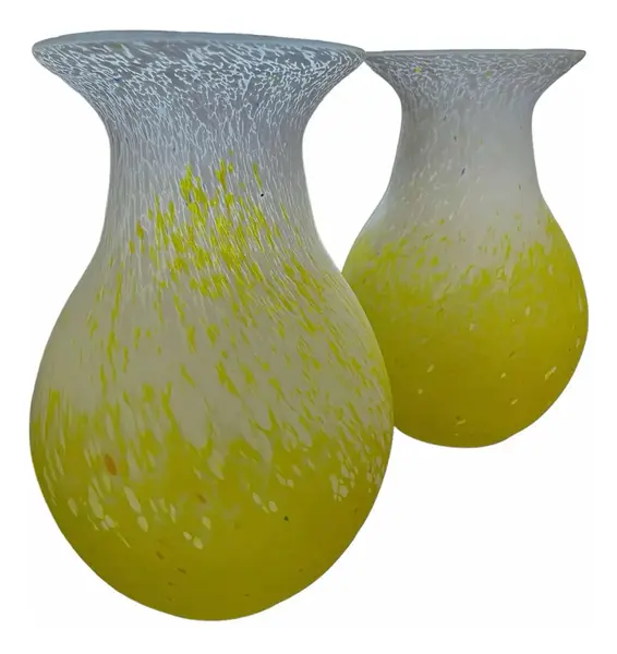 Foto de um(a) Antigo Par De Vasos Jarros Art Deco Em Murano Pâte De Verre, da categoria de Vasos. ~ Pâte de Verre ~Antigo e belíssimo par de vasos artísticos em Murano amarelo com rajados em branco e pequenos pontos em... Vendido no marketplace Trésors.