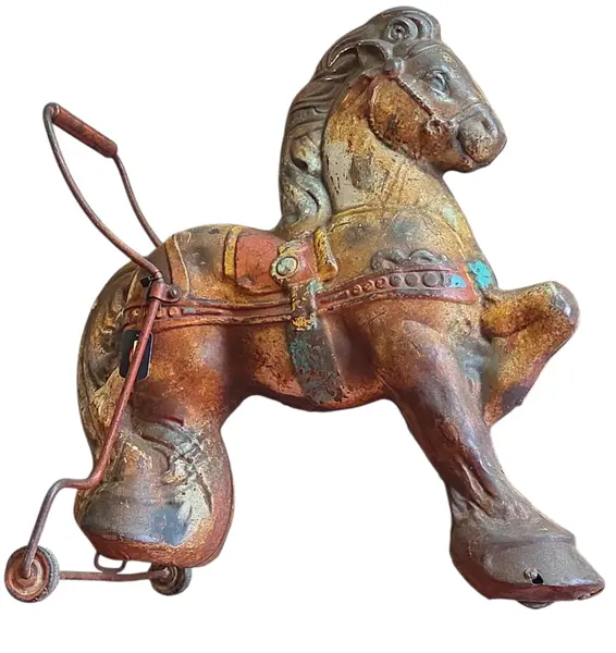 Foto de um(a) Pônei Mobo Bronco – Original England, da categoria de Brinquedos antigos. Este exemplar autêntico do "Mobo Bronco" é uma verdadeira peça de história. Fabricado na Inglaterra. Mostrado de uma perspectiva diferente. Vendido no marketplace Trésors.