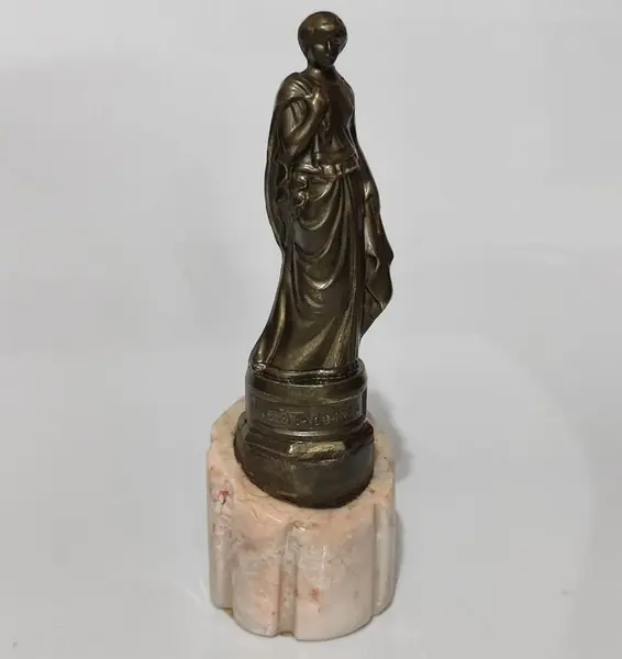 Foto de um(a) Escultura Helena de Troia, Década de 1970, da categoria de Escultura. Escultura Helena de Tróia em resina e base em mármore, ambos italianos. E acabamento em pátina bronze oxidada e envelhecida,... Mostrado de uma perspectiva diferente. Vendido no marketplace Trésors.