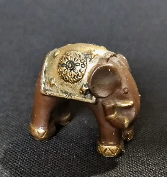 Foto de um(a) Elefante Indiano Anos 70, da categoria de Modelos e estatuetas. Elefante indiano em massa com relevos dourados, década de 1970. A: 3,5 cm / L: 3 cm / P: 2 cm. Mostrado de uma perspectiva diferente. Vendido no marketplace Trésors.