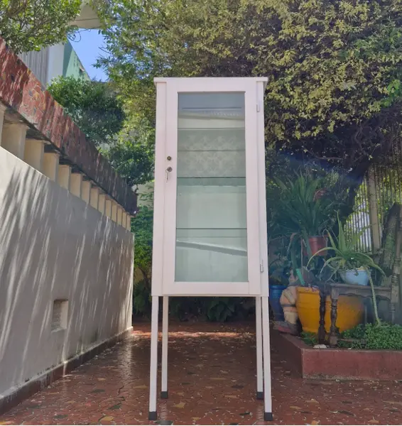 Foto de um(a) ​Armário vitrine hospitalar antigo - "farmacinha", da categoria de Armários e armazenamento. Armário vitrine hospitalar antigo, também muito conhecido popularmente como cristaleira de farmácia vintage ou... Mostrado de uma perspectiva diferente. Vendido no marketplace Trésors.