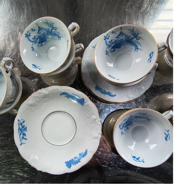 Foto de um(a) Jogo de Xícaras Antigo Porcelana Polonesa KPM - Padrão China Blau, da categoria de Conjuntos de café e chá. Raro e sofisticado conjunto antigo de xícaras de café/chá em legítima porcelana polonesa KPM. O modelo exibe o icônico... Mostrado de uma perspectiva diferente. Vendido no marketplace Trésors.