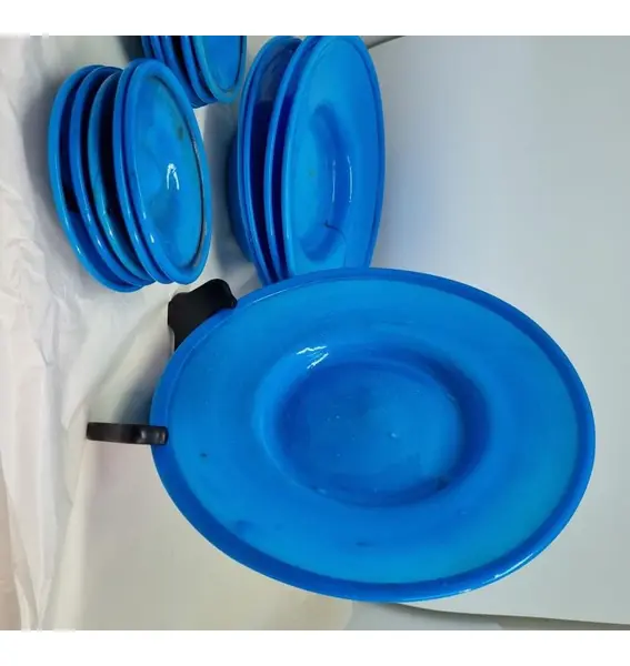 Foto de um(a) Pratos em Opalina Turquesa - antigo e raro, da categoria de Pratos. Antigo e raro jogo de pratos em opalina turquesa, adquiridos no Egito. Possui 21 peças, sendo 11 pratos e 10 pratos... Mostrado de uma perspectiva diferente. Vendido no marketplace Trésors.