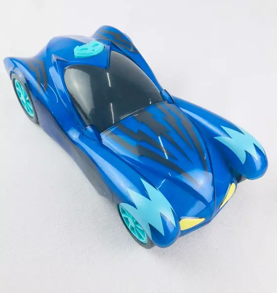 Foto de um(a) Carrinho Felinomóvel Pjmasks motorizado luz e som, da categoria de Carros e caminhões de brinquedo. Carrinho Felinomóvel Pjmasks Motorizado Luz E Som da FRO BOX. Mede 22cm de comprimento. Funcionando. Mostrado de uma perspectiva diferente. Vendido no marketplace Trésors.