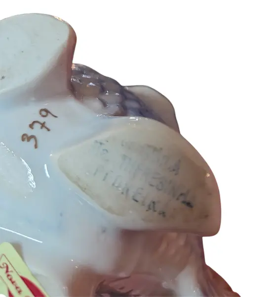 Foto de um(a) Cinzeiro de Porcelana - Peixe, da categoria de Cinzeiros. Charme oceânico à sua mesa. Este cinzeiro em porcelana vitrificada combina funcionalidade com um design figurativo... Mostrado de uma perspectiva diferente. Vendido no marketplace Trésors.