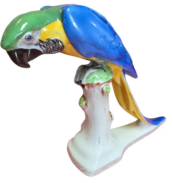 Foto de um(a) Escultura Arara Azul em Porcelana Fina – Pintada à Mão, da categoria de Objetos decorativos. Belíssima escultura em porcelana de alta qualidade, representando a majestosa Arara-Azul com detalhes realistas. Peça com... Vendido no marketplace Trésors.