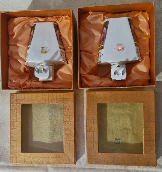 Foto de um(a) Raro par de luminárias antigas em porcelana, da categoria de Arandelas. Elegante par de luminárias antigas, apresentam uma cúpula cônica em porcelana fina de inspiração clássica italiana,... Mostrado de uma perspectiva diferente. Vendido no marketplace Trésors.
