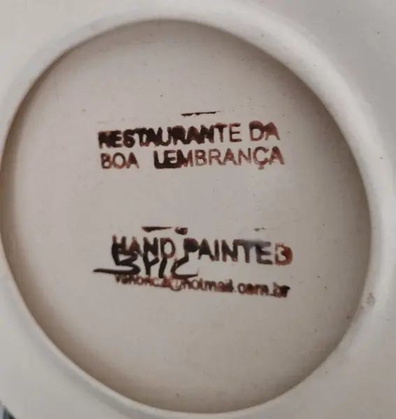 Foto de um(a) Prato Decorativo Peppo Cucina, Porto Alegre, 2014, da categoria de Pratos Decorativos. Prato em cerâmica com nome de restaurante da região sul do país. Peppo cucina, porto alegre, 2014 pintura à mão com design... Mostrado de uma perspectiva diferente. Vendido no marketplace Trésors.