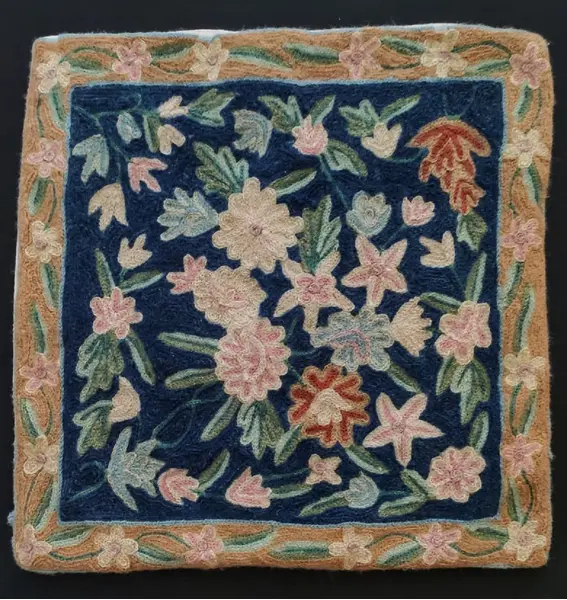 Foto de um(a) Capa de almofada Kashmir Crewel, da categoria de Fronhas Decorativas. Capa de almofada kashmir crewel, com forro original, década de 1990 Mede: 40 x 40 cm. Mostrado de uma perspectiva diferente. Vendido no marketplace Trésors.