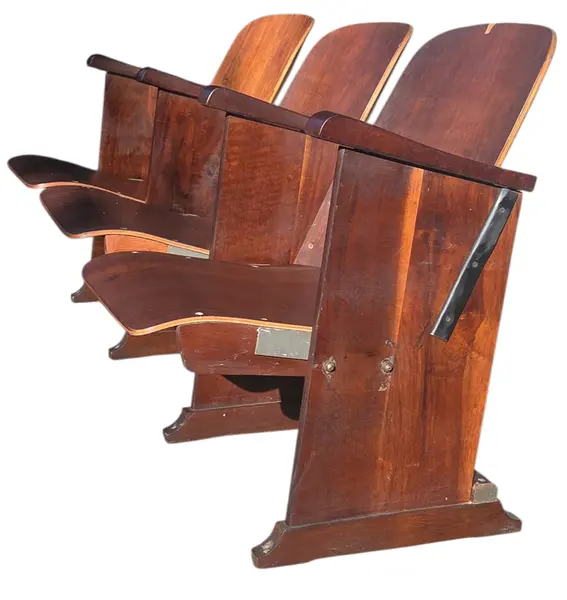 Foto de um(a) Cadeiras de Auditório Antigas Dobráveis em Madeira Nobre, da categoria de Outras cadeiras. Verdadeiro clássico da nostalgia urbana e do design funcional de época. Este conjunto em formato de trio (fileira com 3... Mostrado de uma perspectiva diferente. Vendido no marketplace Trésors.