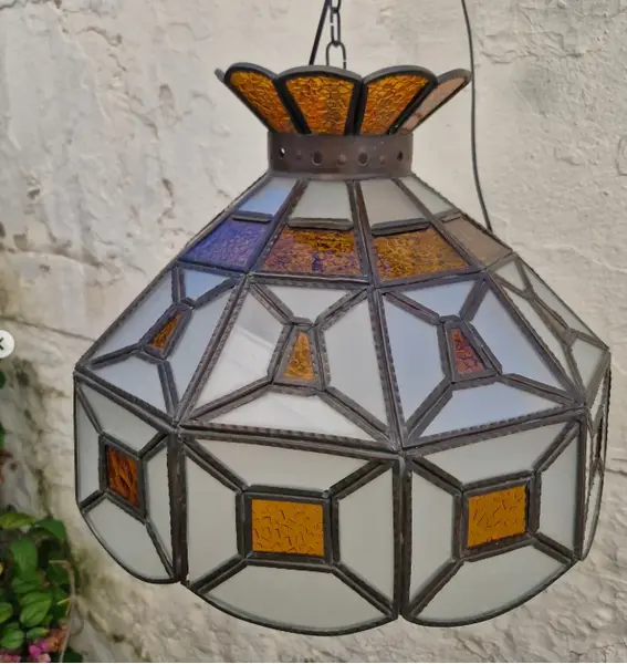 Foto de um(a) ​Lustre pendente antigo em estilo Tiffany, da categoria de Lustres. Lustre pendente antigo em estilo Tiffany, fabricado originalmente entre as décadas de 1960 e 1970.Ele se destaca por sua... Mostrado de uma perspectiva diferente. Vendido no marketplace Trésors.