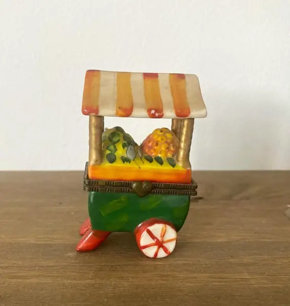 Foto de um(a) Pequena caixa porta comprimido formato carrinho de feira, da categoria de Porta-Jóias. Porta comprimido carrinho de feira Mede: 7,5 x 3,5cm. Mostrado de uma perspectiva diferente. Vendido no marketplace Trésors.