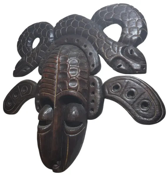 Foto de um(a) Máscara Tribal Decorativa em Madeira Nobre – Entalhe de Serpentes e Simbolismo Africano, da categoria de Objetos de parede esculturais. Esta é uma peça de arte mural imponente e sofisticada, perfeita para colecionadores ou para quem deseja um ponto focal... Mostrado de uma perspectiva diferente. Vendido no marketplace Trésors.