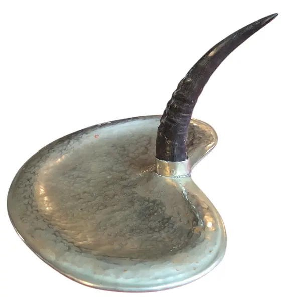 Foto de um(a) Bandeja de Mesa em Cobre Espessurado em Prata - Chifre, da categoria de Bandejas. Fabricada em cobre com um espesso banho de prata, a peça apresenta uma textura martelada artesanalmente que cria um jogo de... Mostrado de uma perspectiva diferente. Vendido no marketplace Trésors.