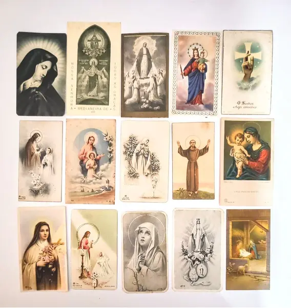 Foto de um(a) Coleção Santinhos Católicos, Decada de 1950, da categoria de Objetos religiosos e espirituais. Coletânea de santinhos católicos dos anos 1950 L: 10 cm em média A: 5,5 cm em média. Mostrado de uma perspectiva diferente. Vendido no marketplace Trésors.