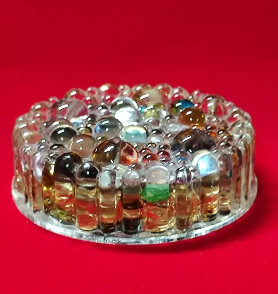 Foto de um(a) Peso de Papel em Vidro com Fragmentos de Cristal de Murano, Década de 1940, da categoria de Pesos de papel. Peso de papel em vidrão com bolhas coloridas feitas com fragmentos de cristal de murano, porcelana e metal. Laterais... Mostrado de uma perspectiva diferente. Vendido no marketplace Trésors.
