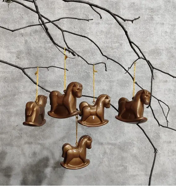 Foto de um(a) Seis Cavalinhos em Acrílico para Pendurar, da categoria de Outros objetos decorativos. Seis cavalinhos de balanço em acrílico dourado que podem ser abertos para usar, com fitilho dourado para pendurar. A: 8,5... Mostrado de uma perspectiva diferente. Vendido no marketplace Trésors.
