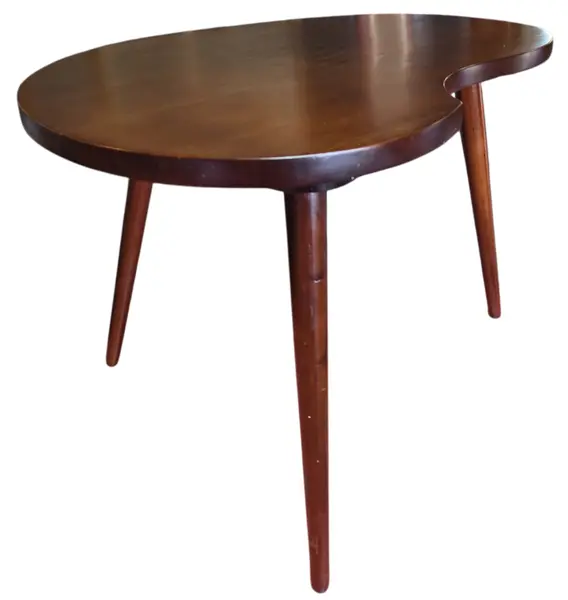Foto de um(a) Mesa de Centro em Imbuia com Pés Palito, da categoria de Mesas de centro. Autêntica mesa de centro vintage com marcante design orgânico, um verdadeiro ícone do mobiliário moderno brasileiro dos anos... Mostrado de uma perspectiva diferente. Vendido no marketplace Trésors.