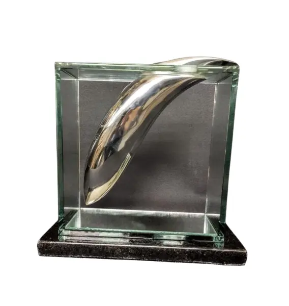 Foto de um(a) Escultura Glass, da categoria de Escultura. Escultura usando vidro 8mm como moldura e espelho na base para um elemento fundido em alumínio fundido, fechando com uma... Vendido no marketplace Trésors.