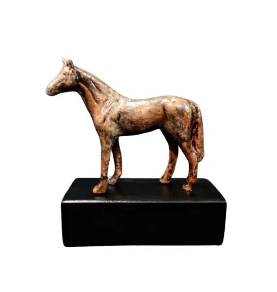 Foto de um(a) Escultura Horse, da categoria de Escultura. Escultura horse em cerâmica com pátina ferrugem craquelada e base em madeira ebanizada. Peça única pelo designer marcelus... Vendido no marketplace Trésors.