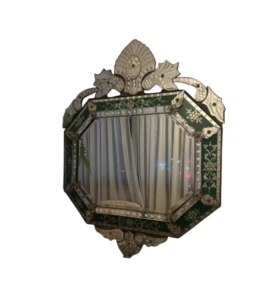 Foto de um(a) Espelho veneziano verde, da categoria de Outros objetos decorativos. Espelho Veneziano verde antigo. Moldura em vidro lapidado e entalhes florais. Mede: 110x80cm. Vendido no marketplace Trésors.