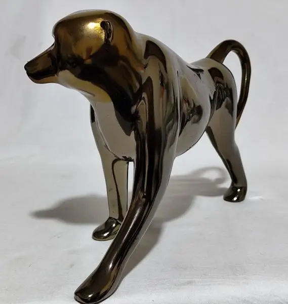 Foto de um(a) Grande escultura decorativo de babuíno, da categoria de Escultura. Grande escultura decorativo de babuíno em material rígido em tons dourado e fumê. Medidas 21 cm alt. X 27 cm compr. Mostrado de uma perspectiva diferente. Vendido no marketplace Trésors.