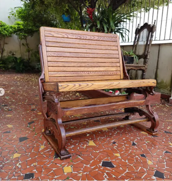 Foto de um(a) Raro Banco de bonde confeccionado em ferro fundido e madeira Carvalho, da categoria de Bancos. COLECIONISMO - Antigo e raro banco de bonde confeccionado em ferro fundido e madeira de Carvalho nobre ripada, manufatura... Mostrado de uma perspectiva diferente. Vendido no marketplace Trésors.
