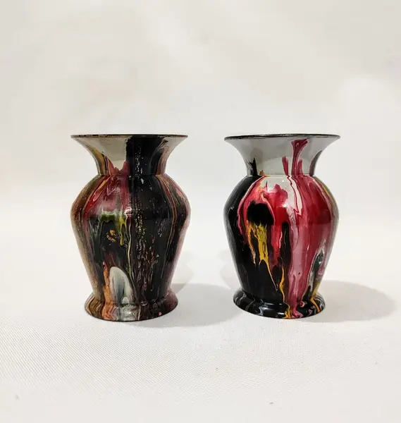 Foto de um(a) Mini Vasos Indianos, Década de 1990, da categoria de Vasos. Par de mini vasos indianos em latão esmaltado, com desenhos únicos, década de 1990. A: 7,5 cm / Diâmetro: 5 cm / Diâmetro da... Mostrado de uma perspectiva diferente. Vendido no marketplace Trésors.