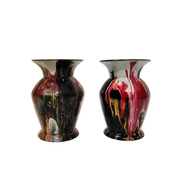 Foto de um(a) Mini Vasos Indianos, Década de 1990, da categoria de Vasos. Par de mini vasos indianos em latão esmaltado, com desenhos únicos, década de 1990. A: 7,5 cm / Diâmetro: 5 cm / Diâmetro da... Vendido no marketplace Trésors.