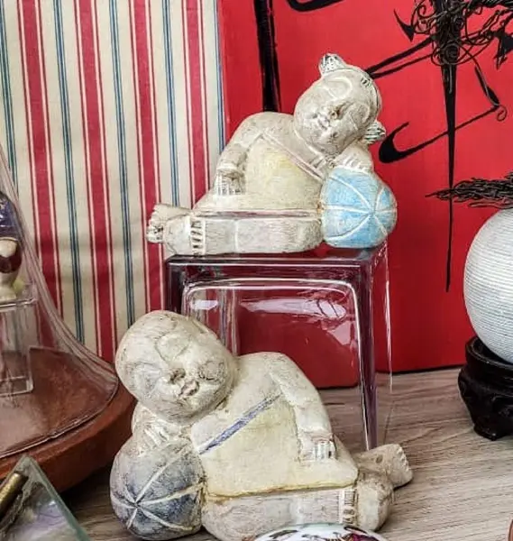 Foto de um(a) Escultura Balinesa Baby Sleeping Anos 80, da categoria de Modelos e estatuetas. Baby sleeping esculpidos balineses em madeira e policromados, década de 1980. Medidas: A 10,5 cm / L 14,5 cm / P 5,5 cm A:... Mostrado de uma perspectiva diferente. Vendido no marketplace Trésors.