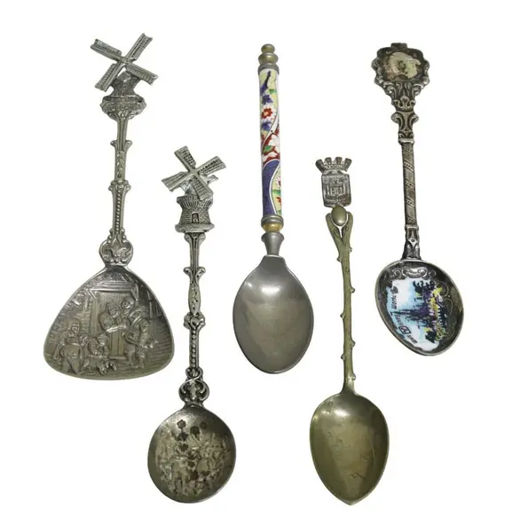Foto de um(a) Conjunto de 5 colherinhas metal, da categoria de Colheres. Conjunto de 5 colherinhas em metal prateado, trazidas como souvenir de varias regiões da Europa e Estados Unidos. Medida 13... Vendido no marketplace Trésors.