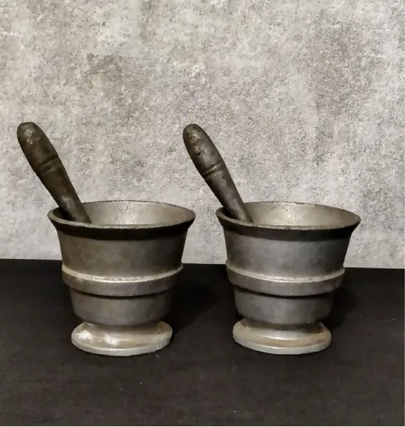 Foto de um(a) Almofarizes Alumínio Anos 80, da categoria de Outros utensílios. Dois almofarizes em alumínio fundidos com socador do mesmo matéria, com detalhes em relevo, década de 1980, com uma nova... Mostrado de uma perspectiva diferente. Vendido no marketplace Trésors.