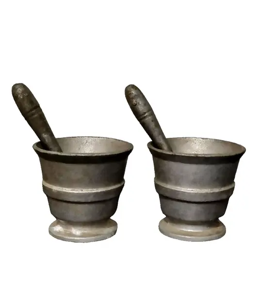 Foto de um(a) Almofarizes Alumínio Anos 80, da categoria de Outros utensílios. Dois almofarizes em alumínio fundidos com socador do mesmo matéria, com detalhes em relevo, década de 1980, com uma nova... Vendido no marketplace Trésors.