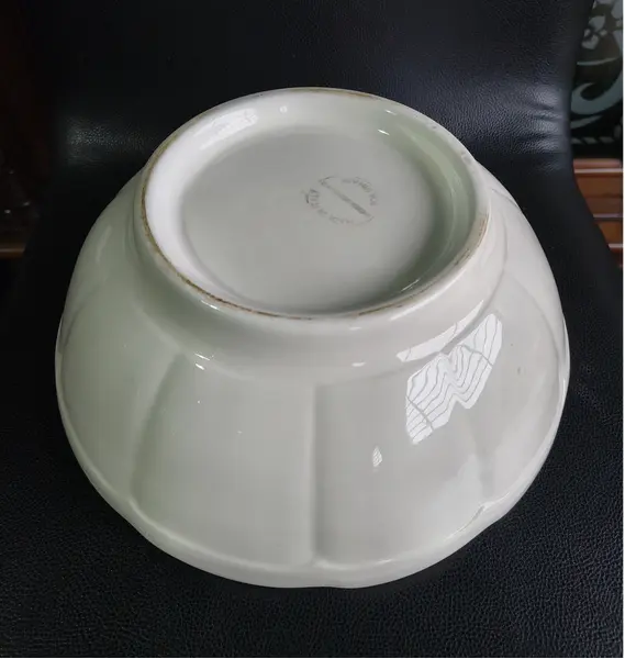 Foto de um(a) Saladeira / Fruteira Vintage em Cerâmica Italiana Himark - Estampa Pêssegos, da categoria de Travessas e tigelas. Maravilhosa saladeira (ou fruteira de mesa) vintage, legítima importada da Itália e produzida exclusivamente para a grife de... Mostrado de uma perspectiva diferente. Vendido no marketplace Trésors.