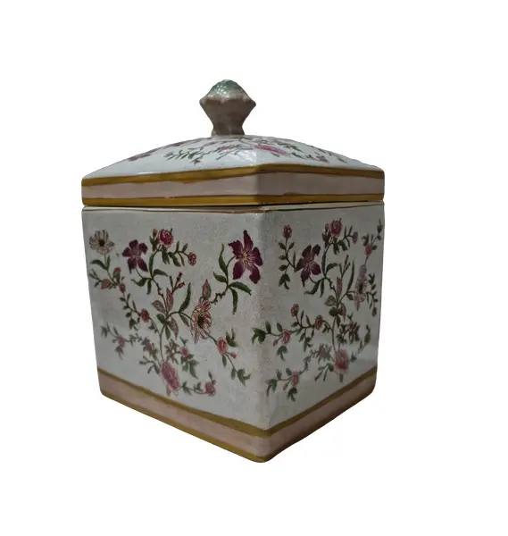 Foto de um(a) Antigo Pote Decorativo em Faiança com Tampa Floral, da categoria de Garrafas, potes e jarros. Produzido em porcelana/faiança de excelente espessura, a peça apresenta formato retangular e uma belíssima pintura botânica... Vendido no marketplace Trésors.
